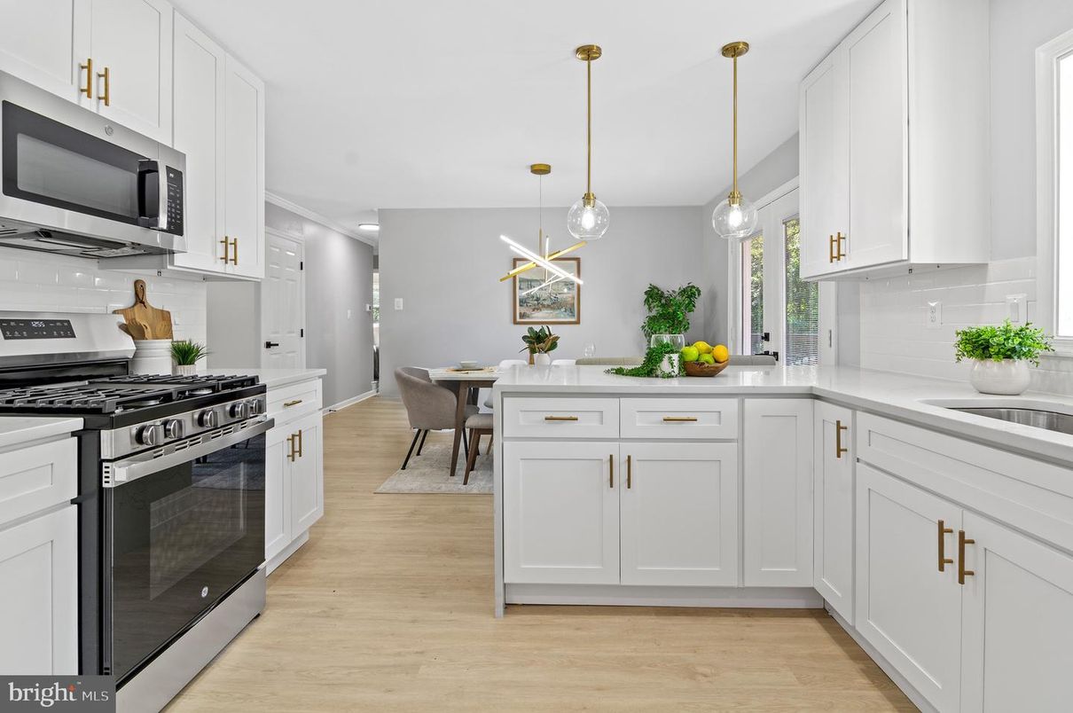 Dining room, Interior, Kitchen, Pendant Lights, Recessed Lighting, Stainless Steel Appliances, Wood Texture Flooring
