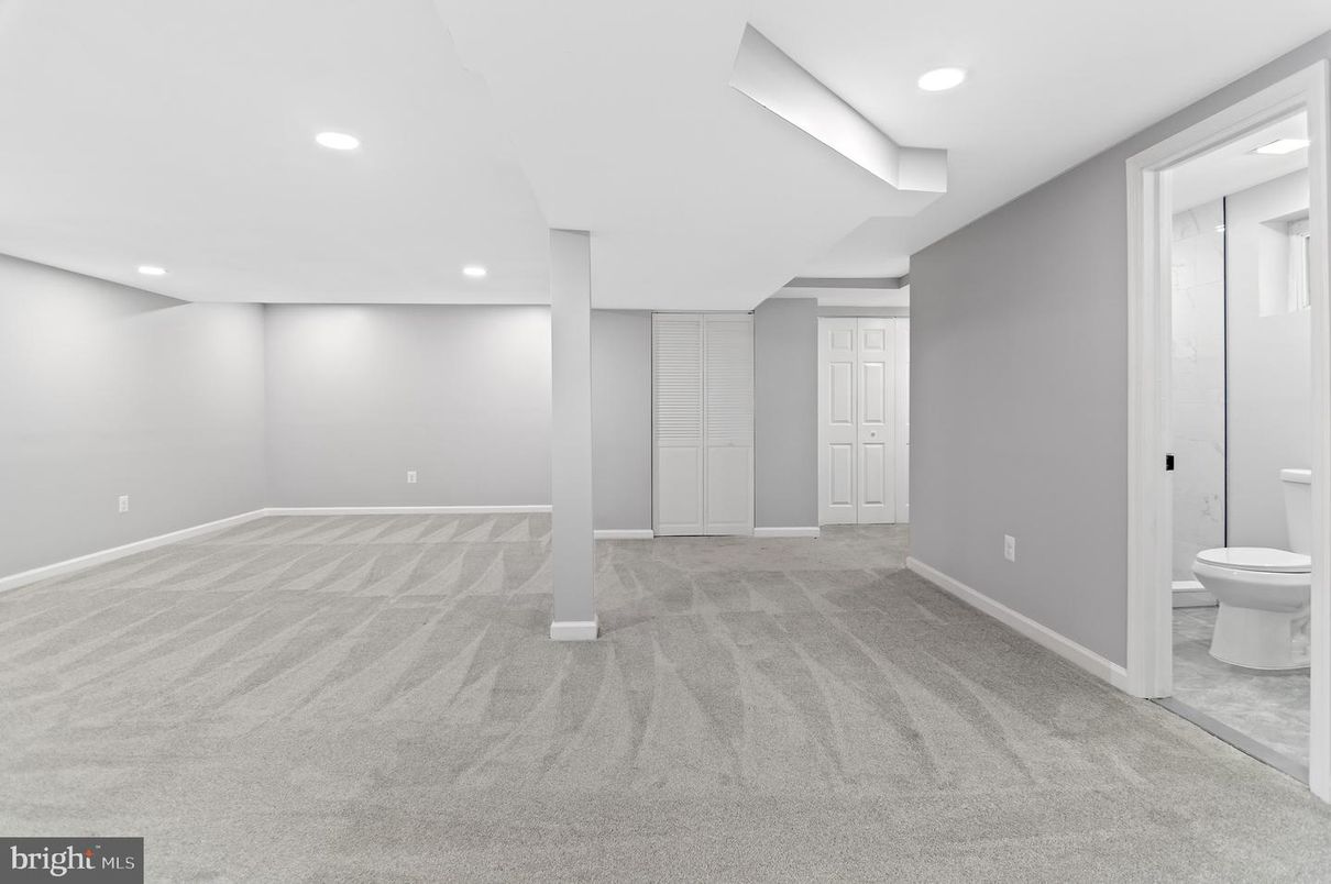Bathroom, Empty room, Interior, Recessed Lighting