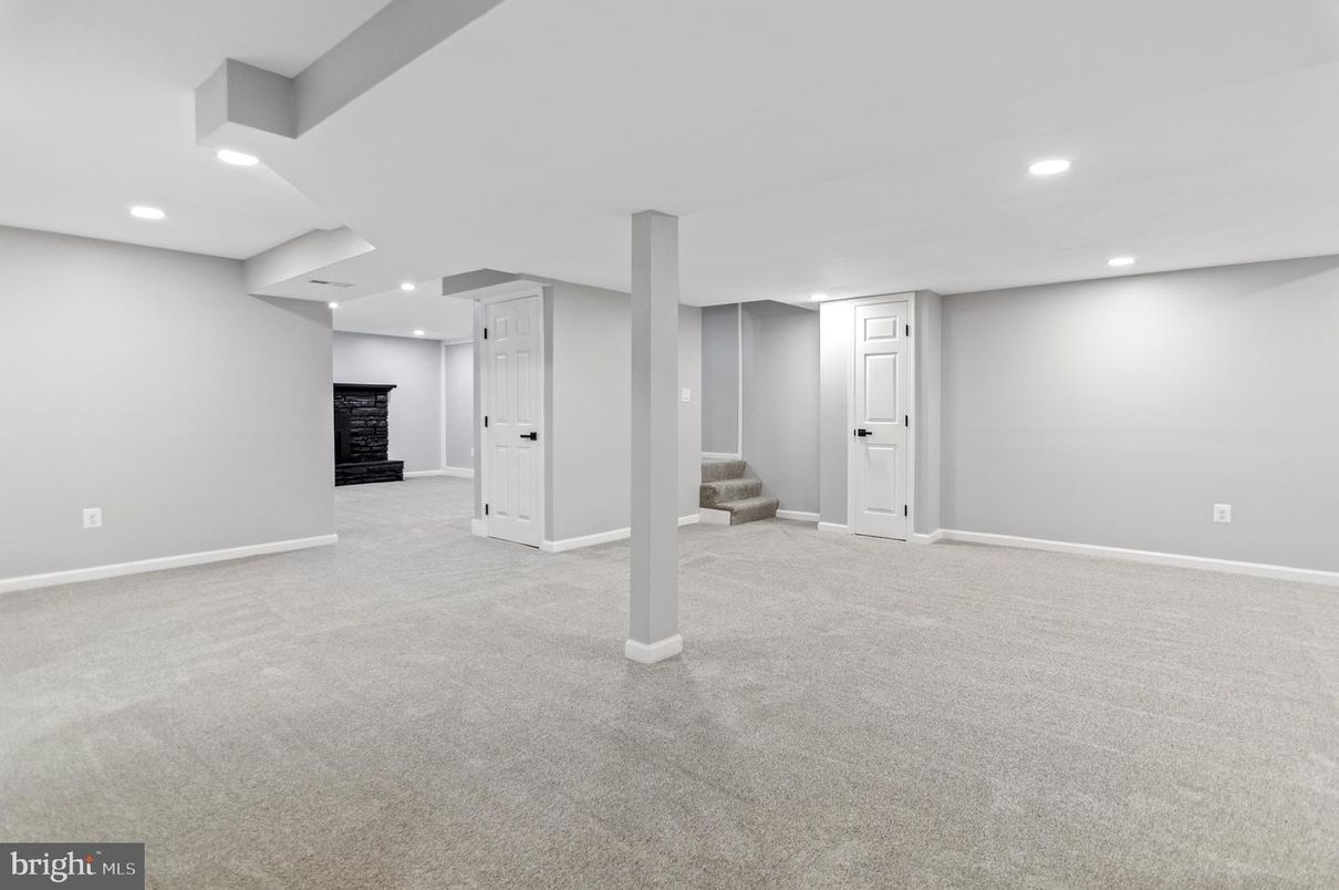Empty room, Interior, Recessed Lighting