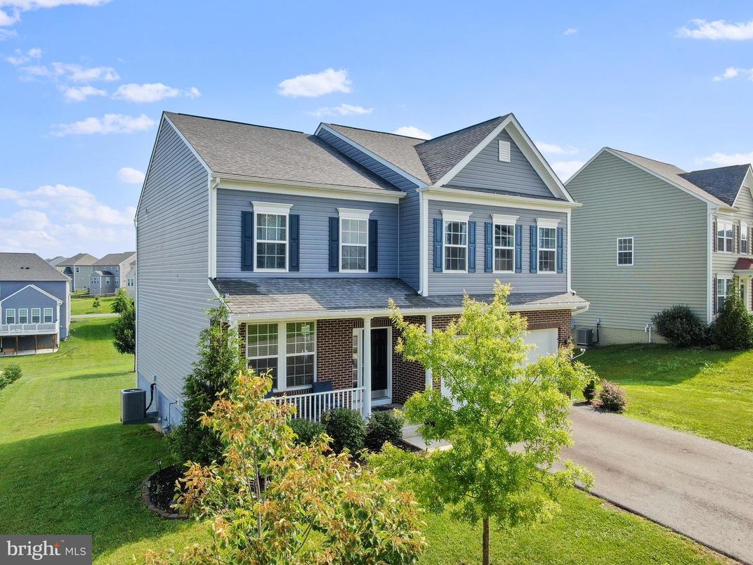 Attached, Exterior, Facade, Farmhouse