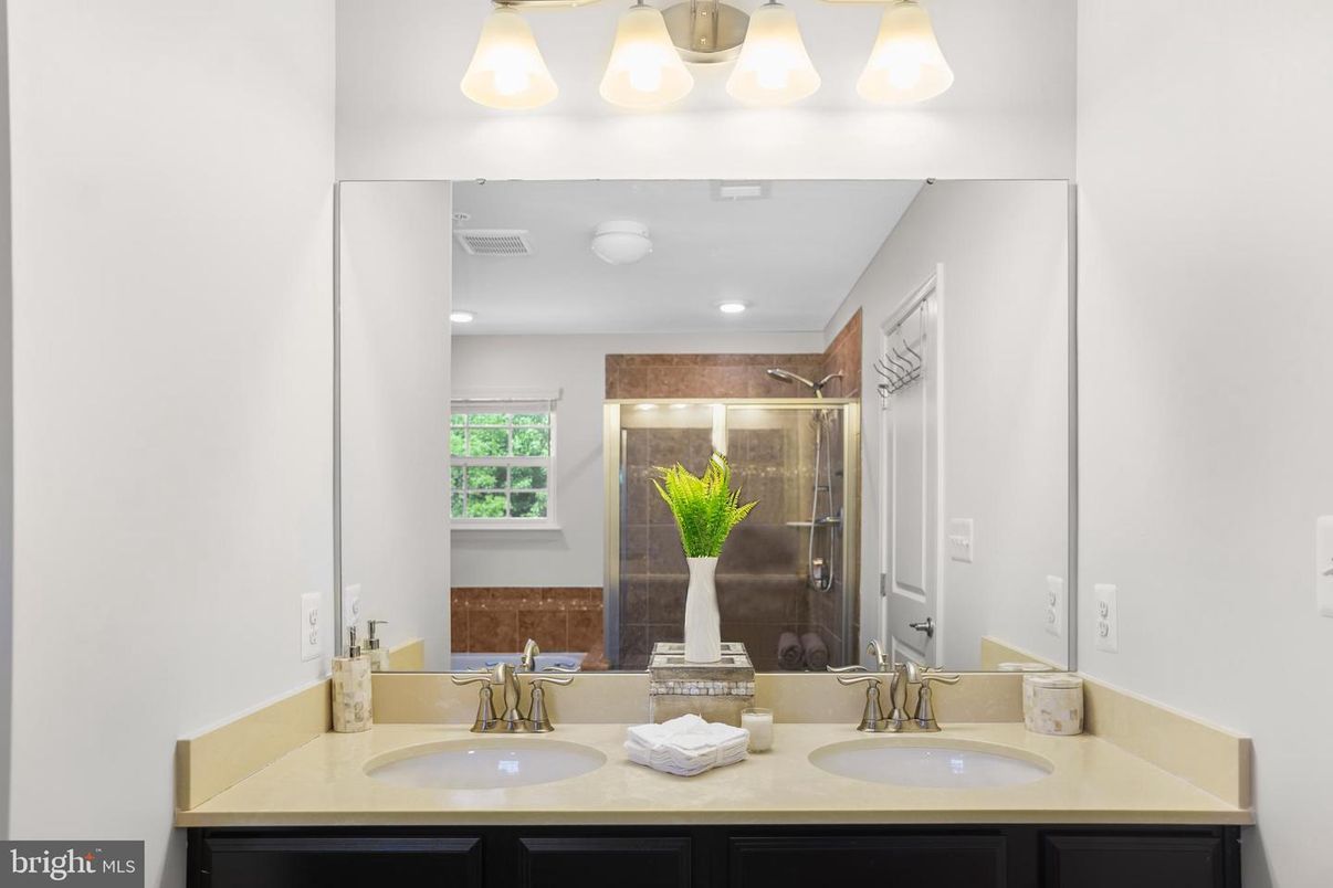 Bathroom, Dual Sink Vanities, Interior, Recessed Lighting
