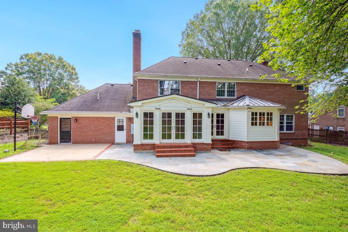 Attached, Backyard, Exterior, Facade, Brick Facade, Georgian