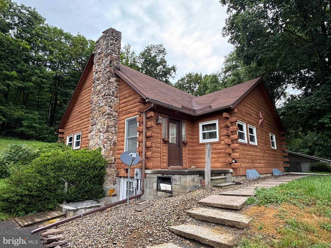 Exterior, Facade, Log Home