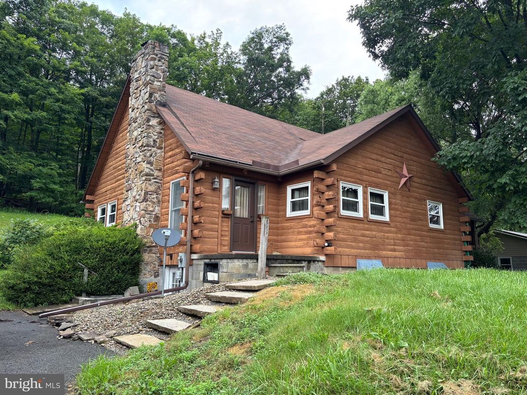 Exterior, Facade, Log Home