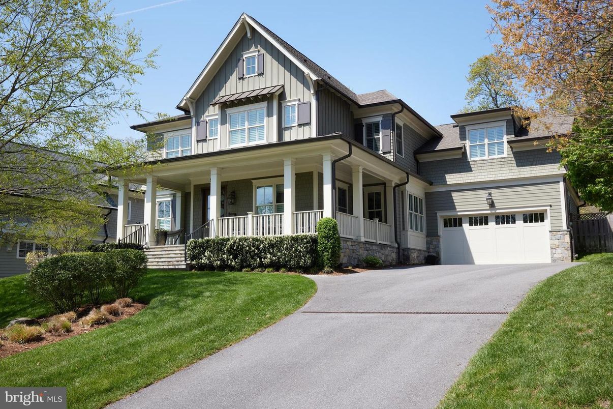 Attached, Exterior, Facade, Farmhouse