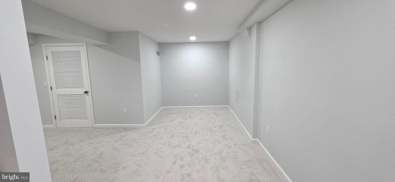 Empty room, Interior, Recessed Lighting