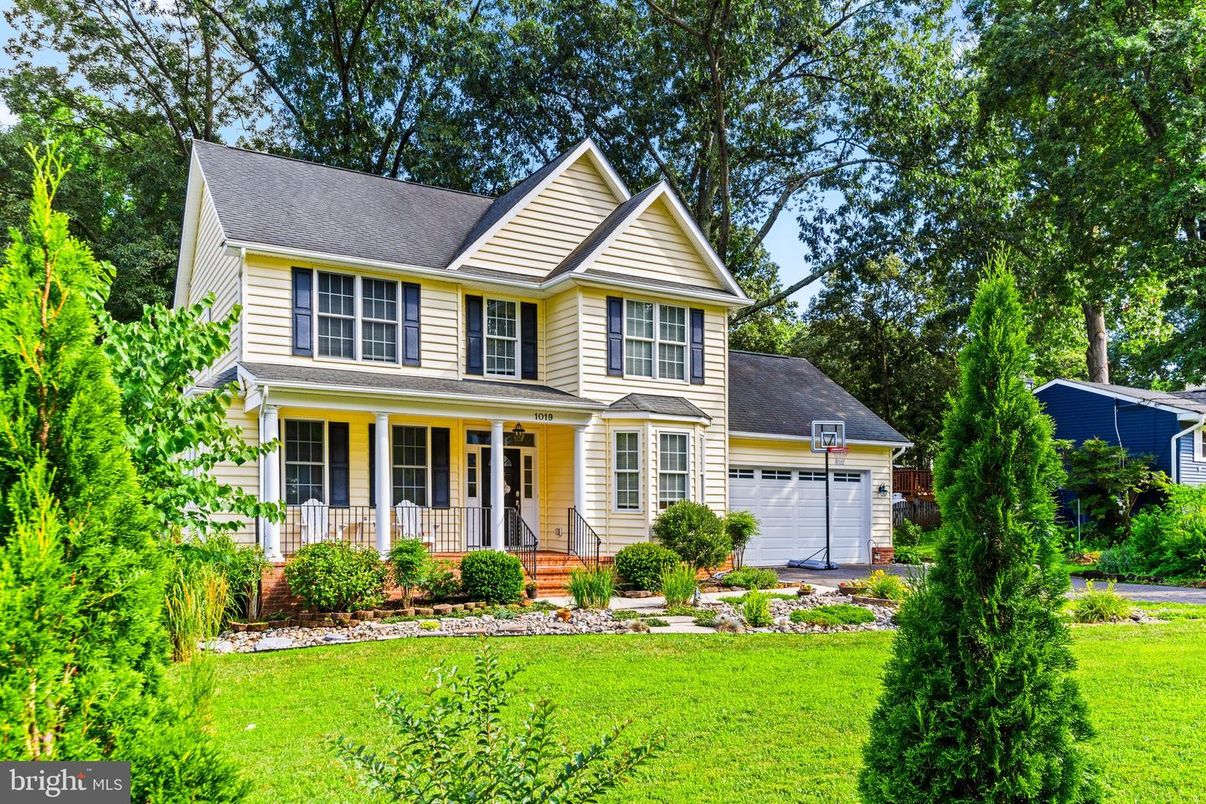 Attached, Exterior, Facade, Farmhouse