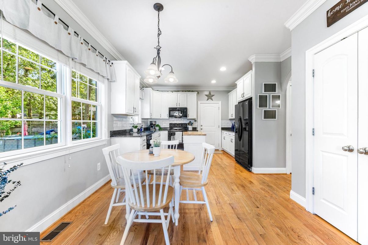 Dining room, Interior, Kitchen, Pendant Lights, Recessed Lighting, Stainless Steel Appliances, Wood Texture Flooring