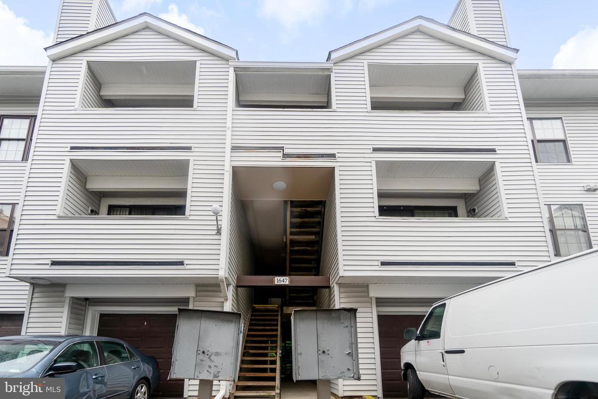 Exterior, Facade, Rowhouse