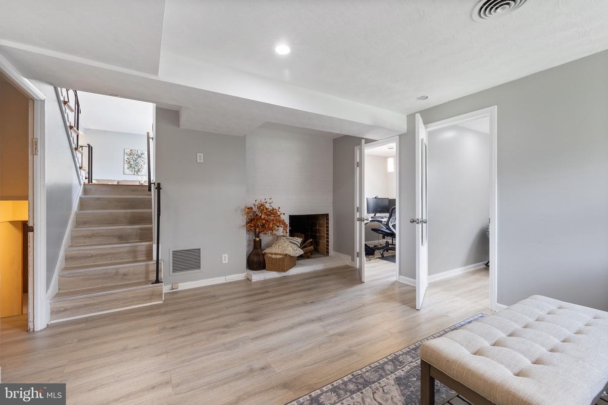 Interior, Recessed Lighting, Wood Texture Flooring