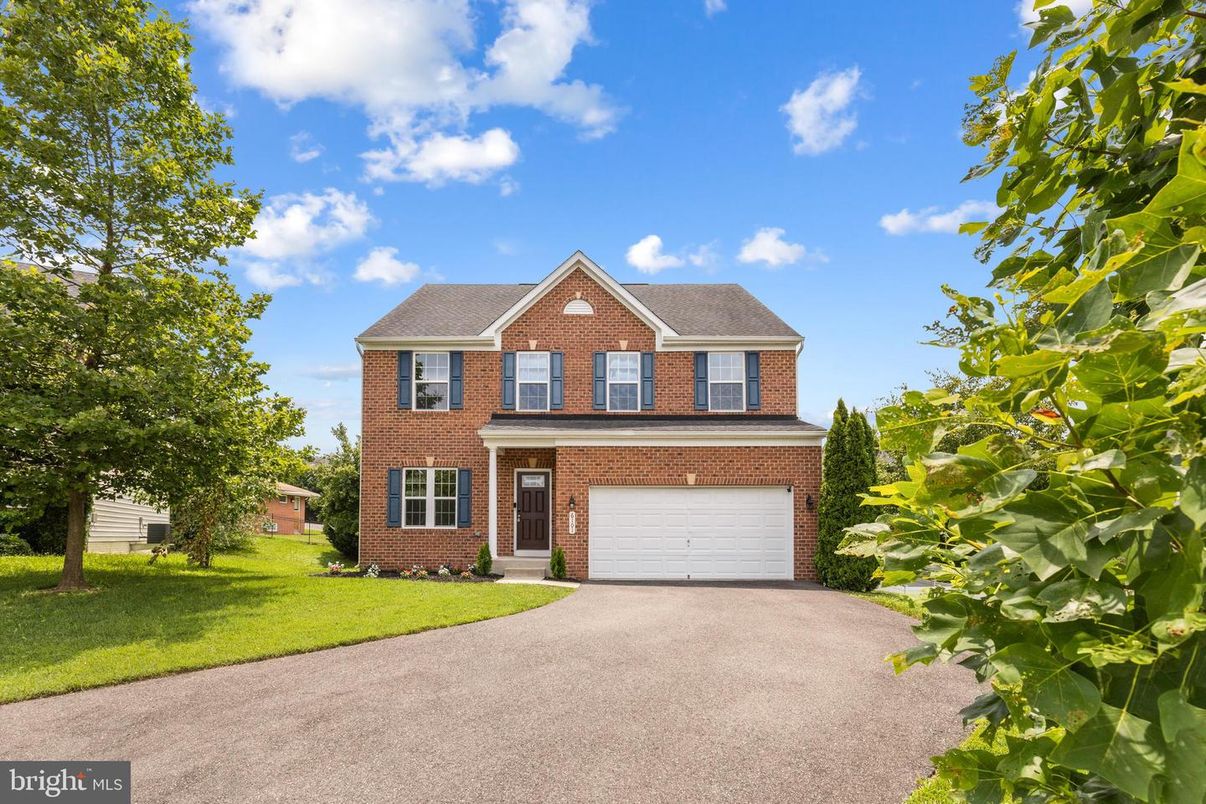 Attached, Exterior, Facade, Brick Facade, Georgian