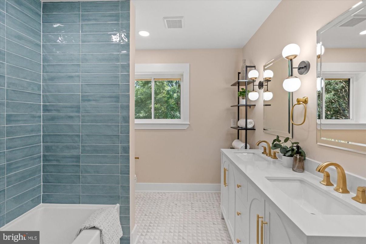 Bathroom, Dual Sink Vanities, Interior, Recessed Lighting