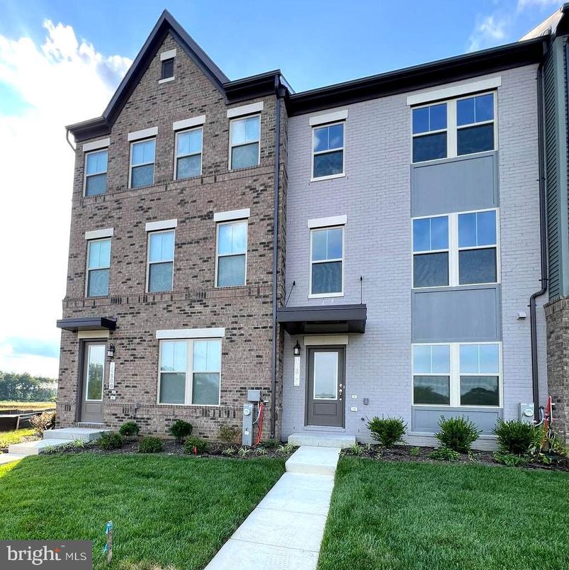 Exterior, Facade, Brick Facade, Rowhouse