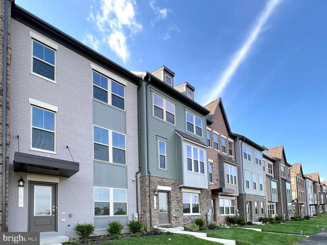 Exterior, Facade, Brick Facade, Rowhouse