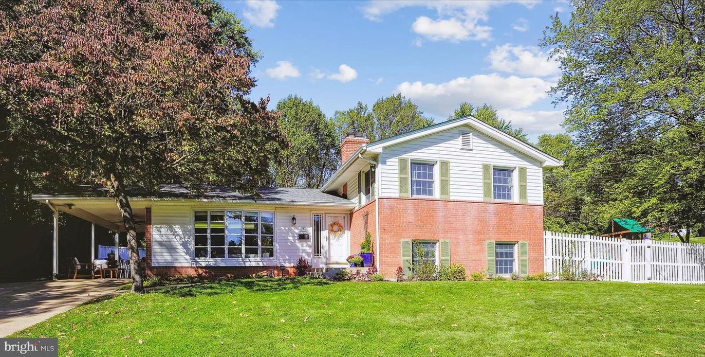Exterior, Facade, Brick Facade, Split Level