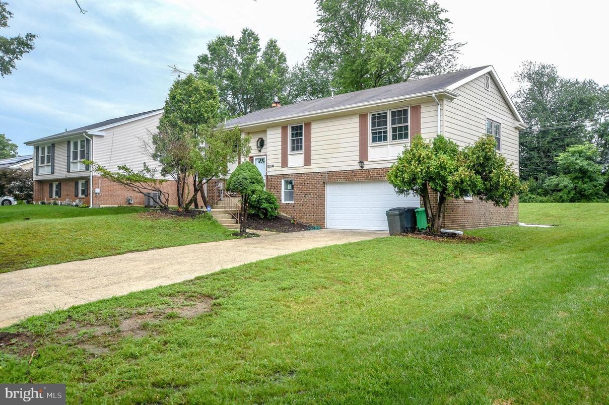 Attached, Exterior, Facade, Brick Facade, Raised Ranch