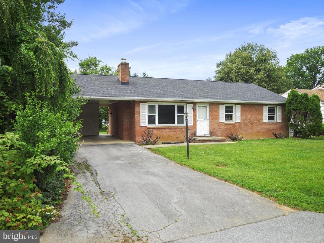 Exterior, Facade, Brick Facade, Ranch