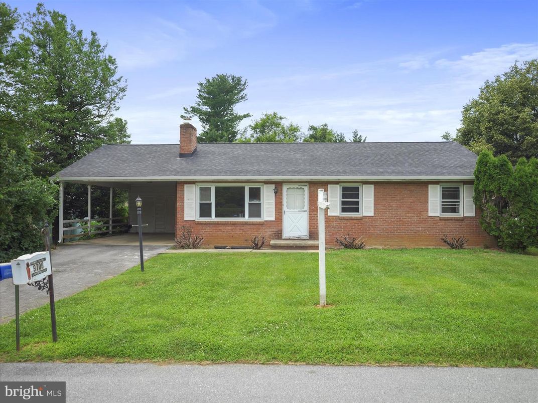 Exterior, Facade, Brick Facade, Ranch