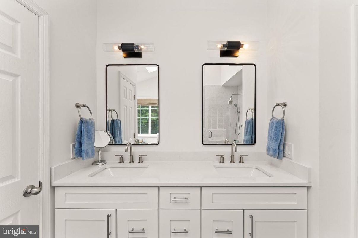 Bathroom, Dual Sink Vanities, Interior