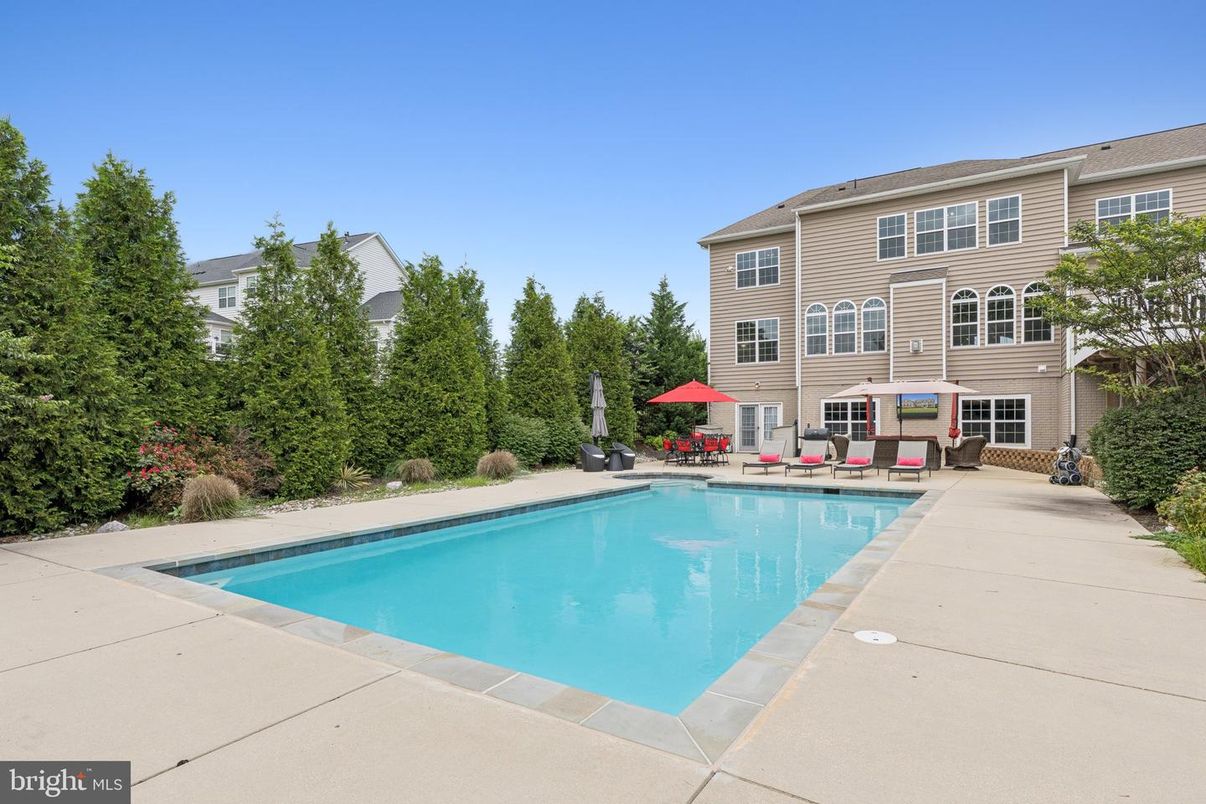 Exterior, Pool