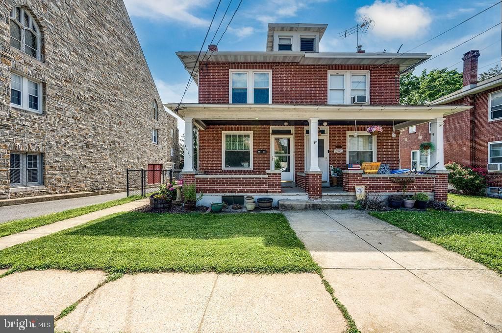 Exterior, Facade, Brick Facade, American Foursquare