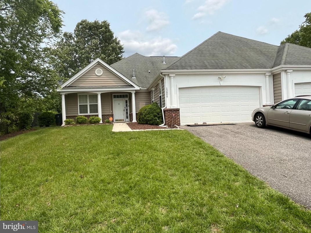 Attached, Exterior, Facade, Ranch