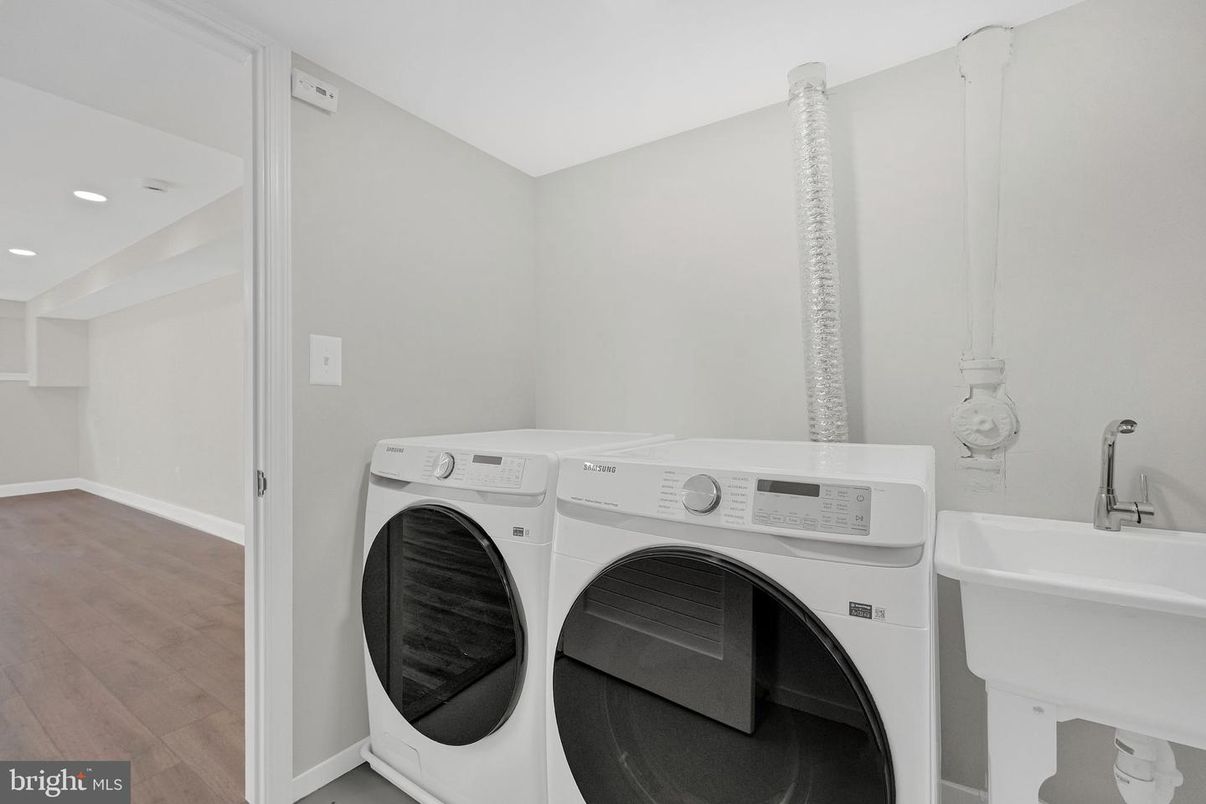 Interior, Recessed Lighting, Washer, Wood Texture Flooring