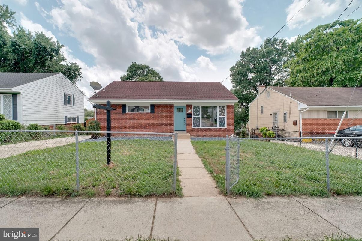 Exterior, Facade, Brick Facade, Cape Cod