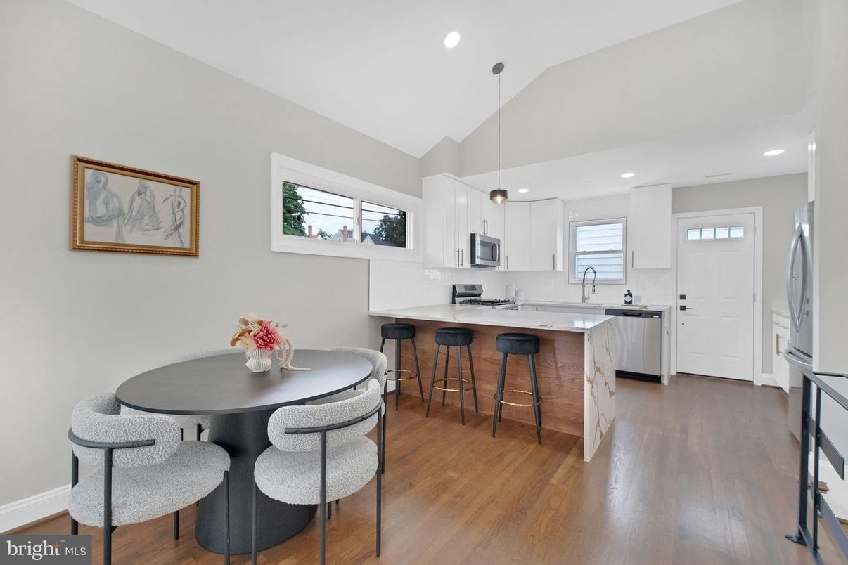 Dining room, Interior, Kitchen, Pendant Lights, Recessed Lighting, Wood Texture Flooring