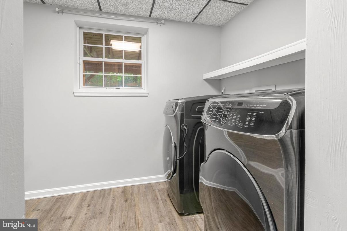 Interior, Washer, Wood Texture Flooring
