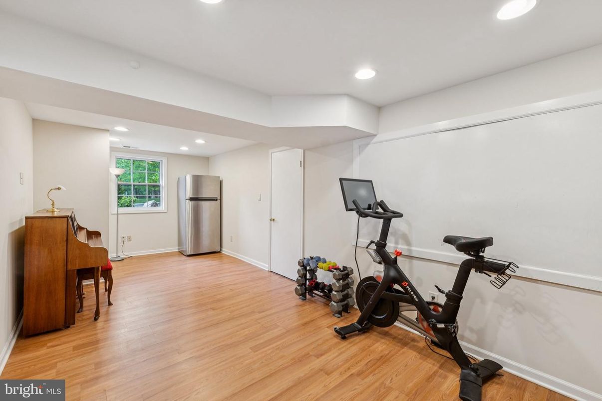 Fitness Equipment, Interior, Recessed Lighting, Wood Texture Flooring