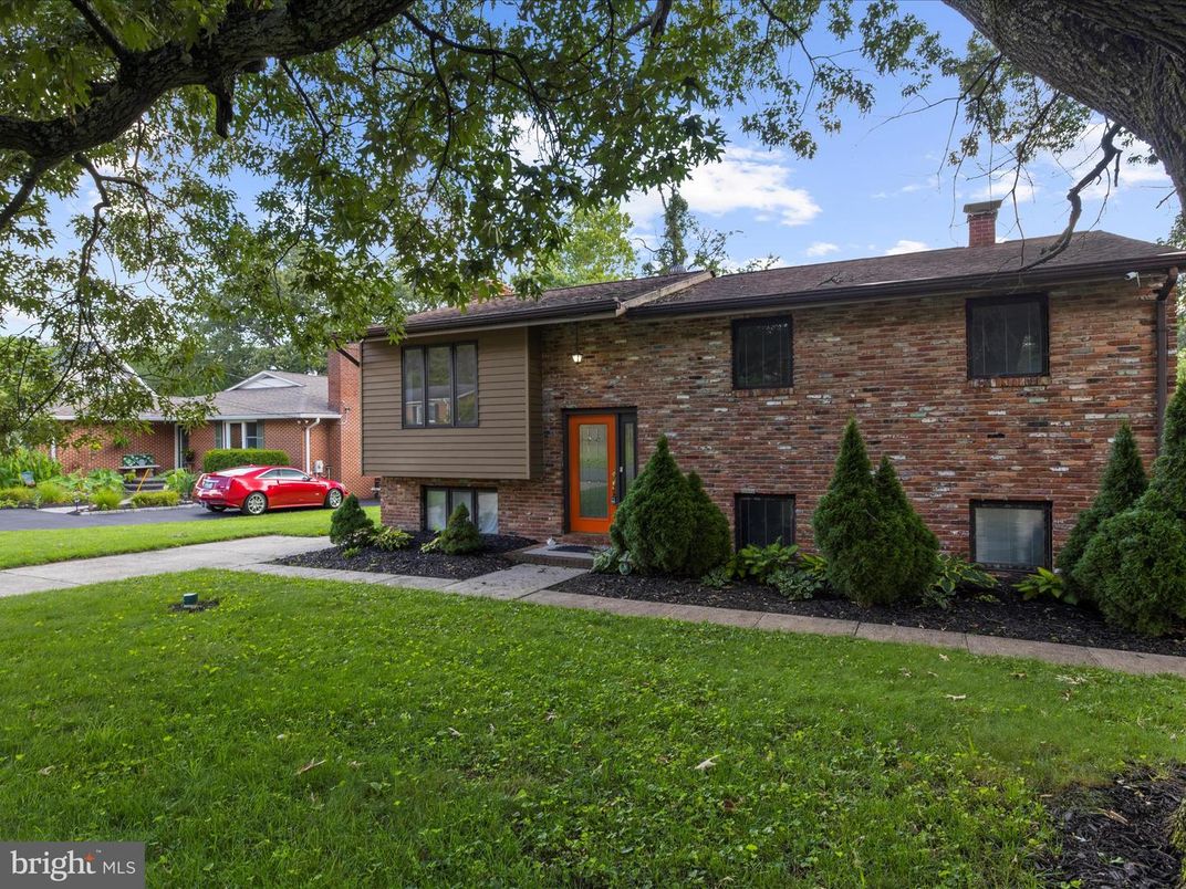 Exterior, Facade, Brick Facade, Raised Ranch