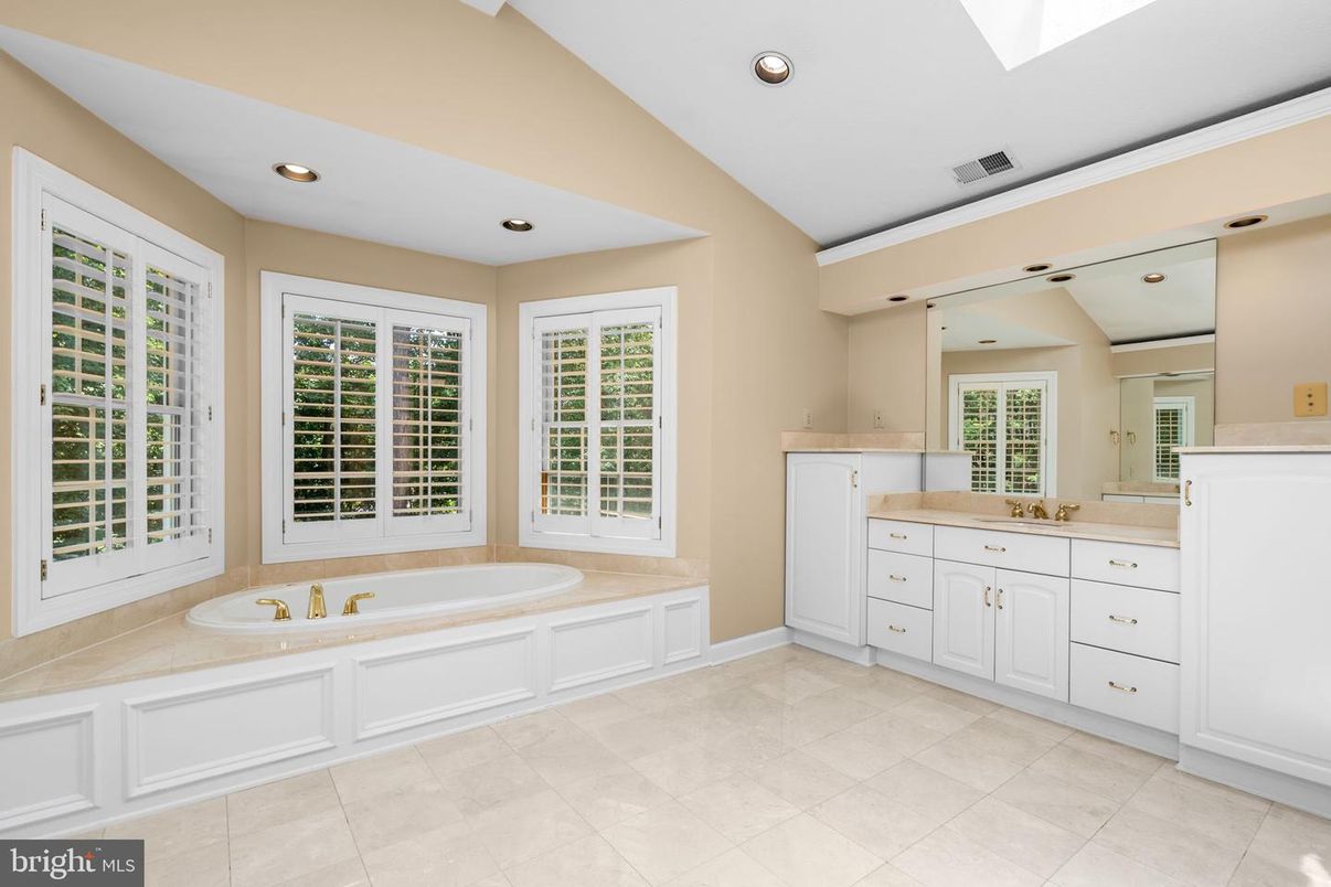 Bathroom, Dual Sink Vanities, Interior, Recessed Lighting