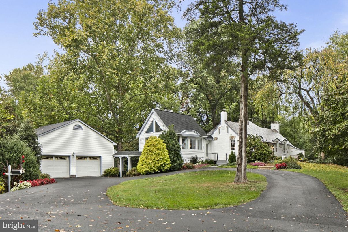 Attached, Detached Garage, Exterior, Facade, Farmhouse