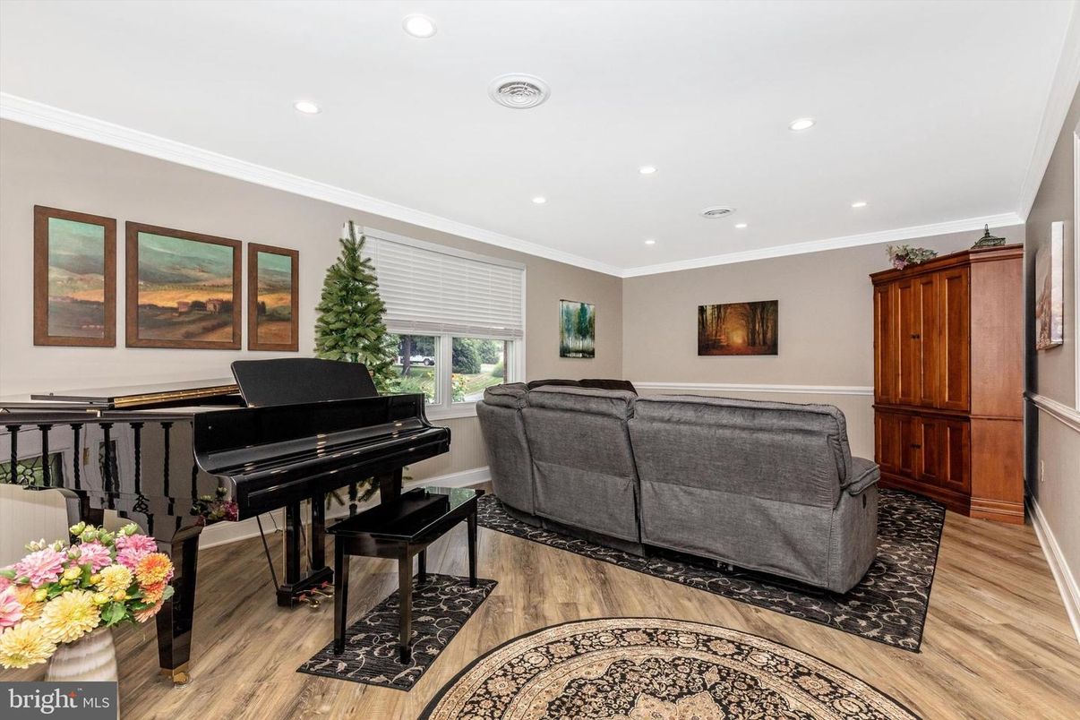Interior, Piano, Recessed Lighting, Wood Texture Flooring
