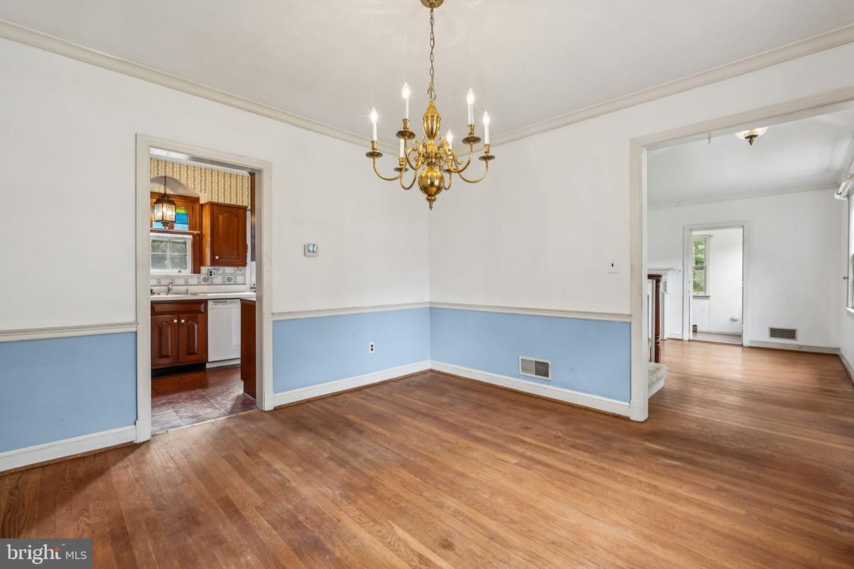 Chandelier, Empty room, Interior, Wood Texture Flooring
