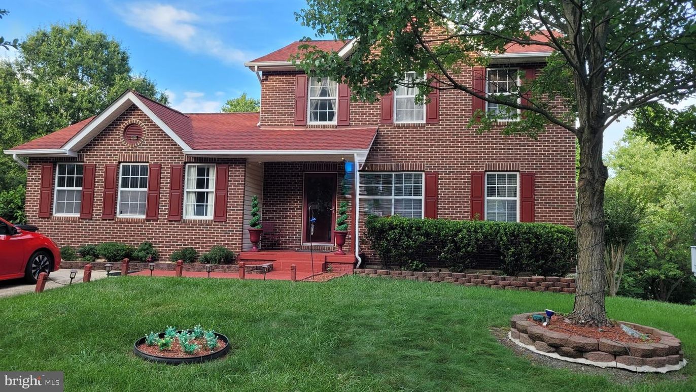 Exterior, Facade, Brick Facade, Brick Traditional