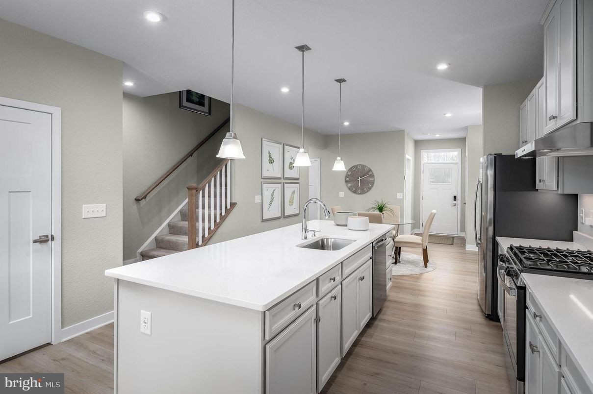 Dining room, Interior, Kitchen, Pendant Lights, Recessed Lighting, Stainless Steel Appliances, Wood Texture Flooring