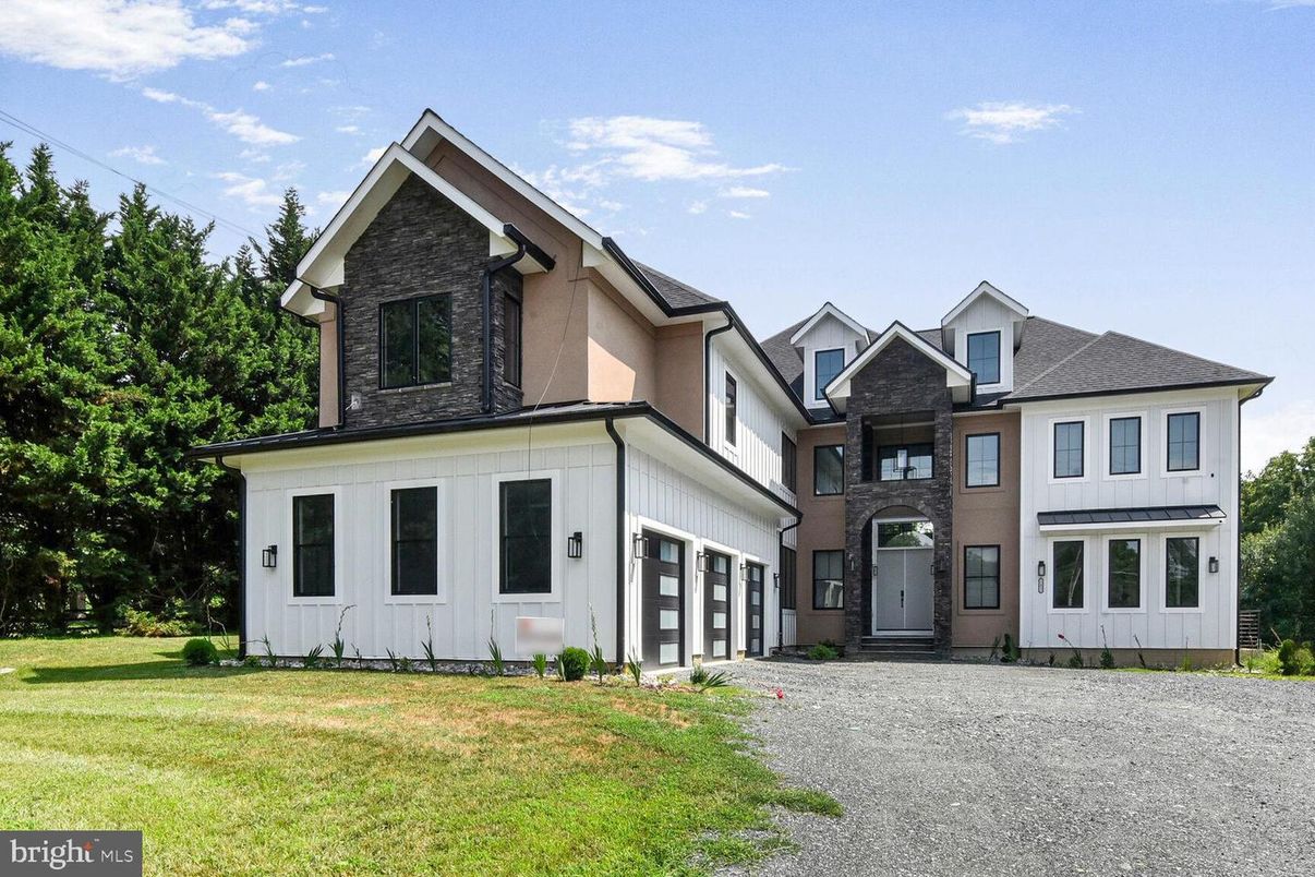 Attached, Exterior, Facade, Farmhouse