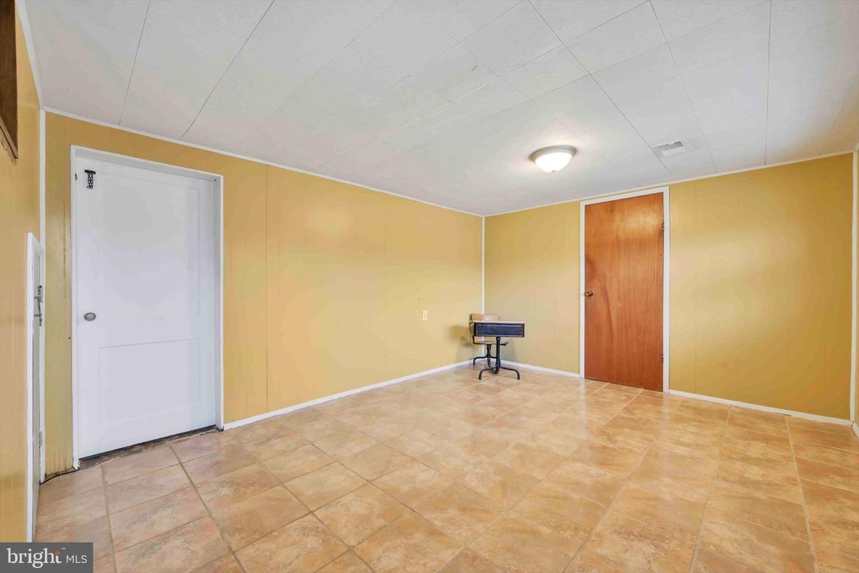 Empty room, Interior