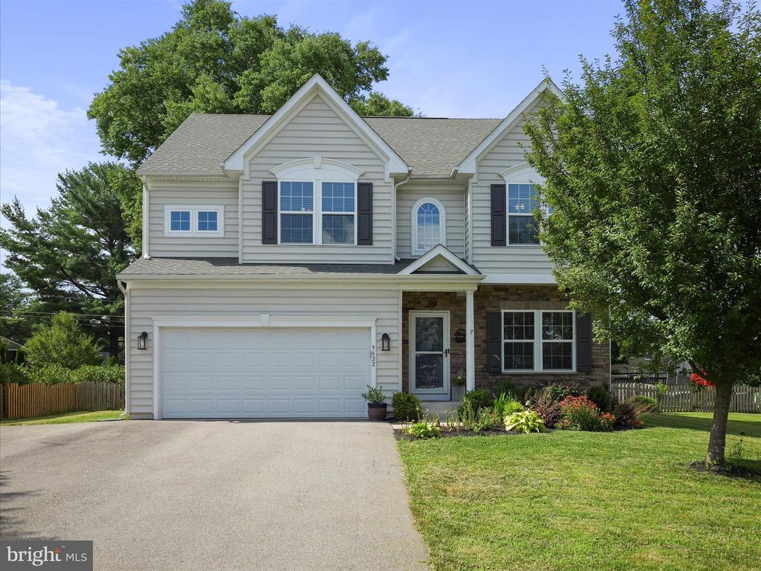 Attached, Exterior, Facade, Farmhouse