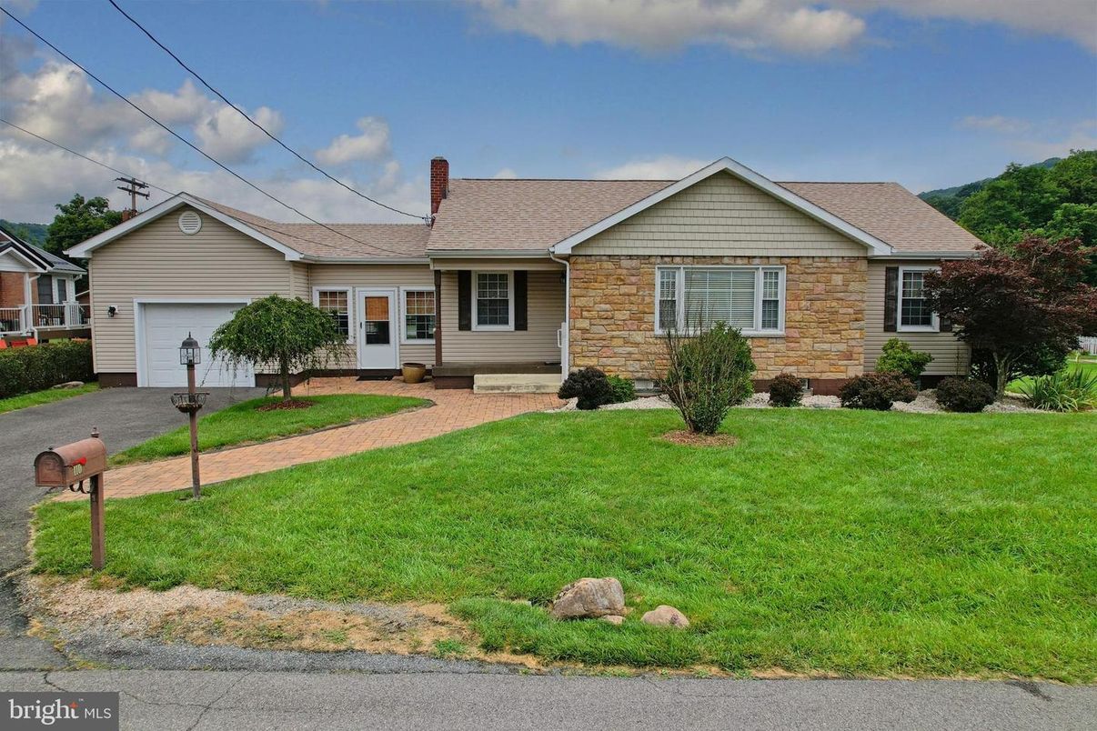 Attached, Exterior, Facade, Ranch