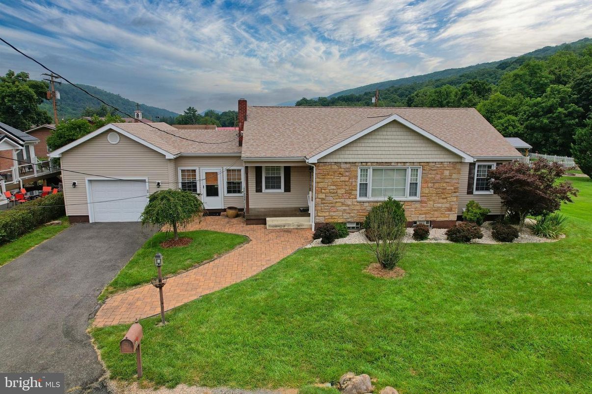 Attached, Exterior, Facade, Ranch