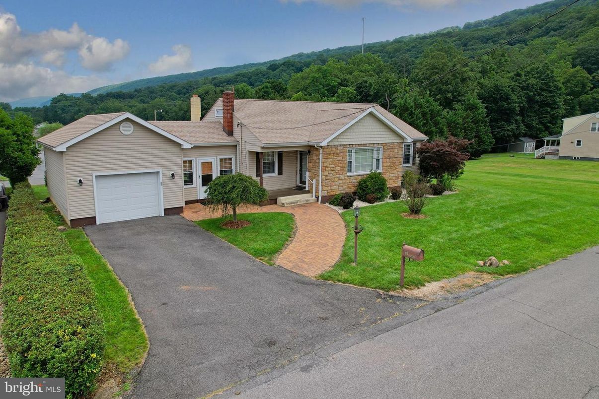 Attached, Exterior, Facade, Brick Facade, Ranch