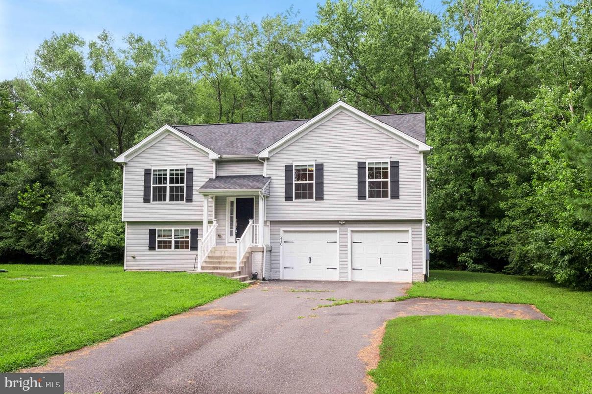 Attached, Exterior, Facade, Raised Ranch