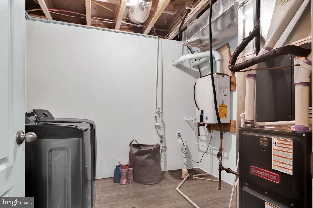 Interior, Washer, Wood Texture Flooring
