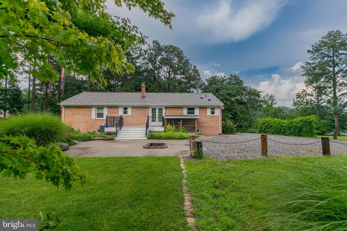Backyard, Exterior, Facade, Brick Facade, Cape Cod