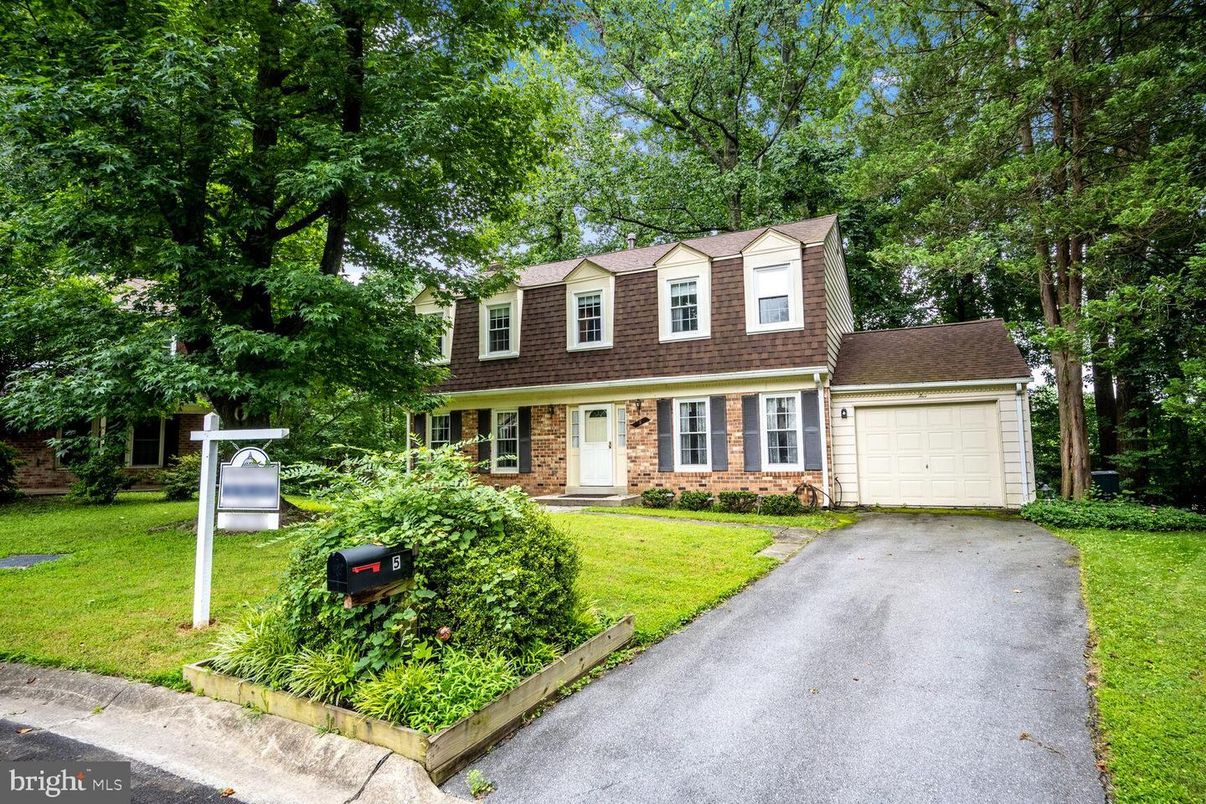 Attached, Exterior, Facade, Brick Facade, Cape Cod