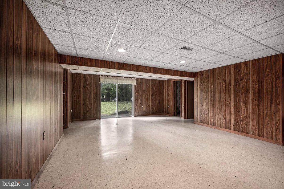 Empty room, Interior, Recessed Lighting, Wooden Walls