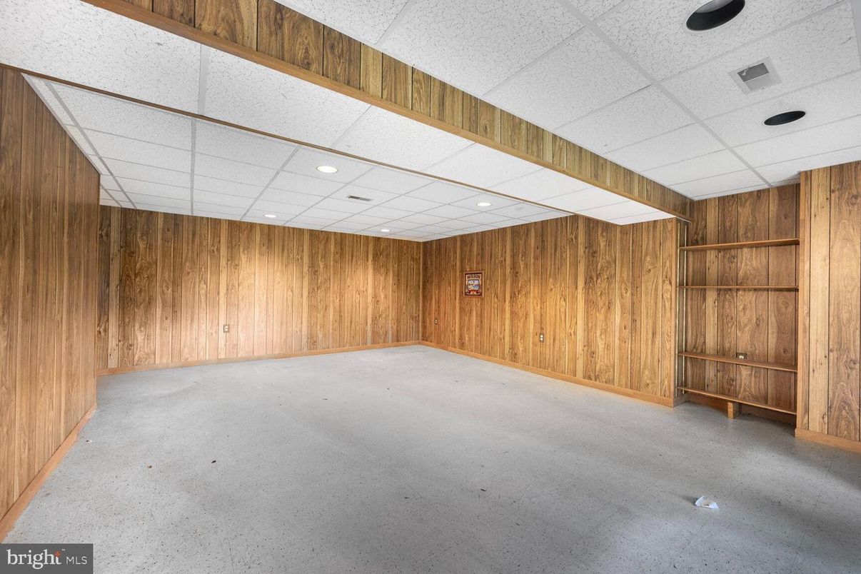 Empty room, Interior, Recessed Lighting, Wooden Walls
